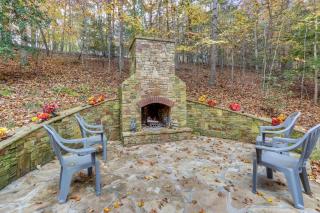 Quiet Murphy Hideaway w/ Decks & Outdoor Fireplace - 8