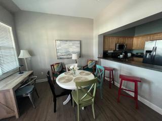 Lovely 3-bedroom beach condo! Walk to shop or eat! - 8