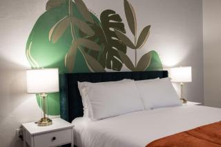 Your UF Getaway: 1 Block from Campus - 4 BD Haven - Gainesville - 5