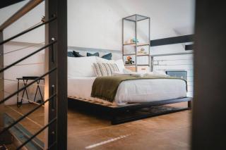 Trendy Industrial-Style Loft in Fortitude Valley - 8