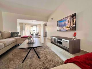 Midtown Executive Suite With Balcony - 8