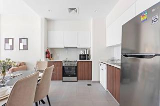 StoneTree - Spacious 2BR Apartment in Golf Views Block A - Dubai - 1