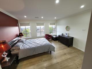 Luxury 5 Bedrooms Schofields Home + Back yard - 0