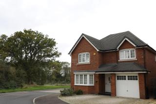 Spacious home with office and double driveway & FREE Wifi By ULTIMATE HOMES AWAY - Winnersh - 9