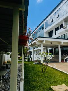 ZEKE HOTELS - 4