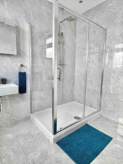 Private Luxury One Bedroom Apartment with parking - 3