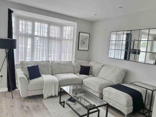 Private Luxury One Bedroom Apartment with parking - Palmers Green - 2