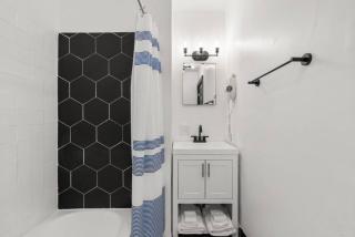 Center City Philly Home, Cozy 1-BR, Ideal Location for 4 Guests! - 1