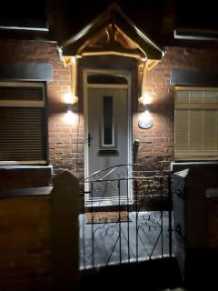 4 bedroom - Sleep 9 home in Cheadle Staffordshire - Alton towers Polar Express Dimmingsdale Peak District Trentham Gardens Water World - 6