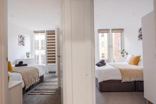 Fully Furnished 2 BR Town Centre Apartment -Free on site parking! - 5