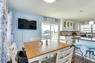 Walk to Beach Family-Friendly Galveston Home! - Galveston - 2