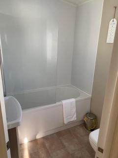 2 Bed, 2 Bath Lodge Style Caravan with Hot Tub & Private Garden at Patrington Haven Leisure Park - Patrington - 6