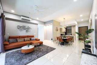 Luxurious Staycation Apartment - 9