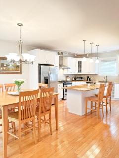 7 Mins drive to Yale, Large fenced yard - 8