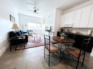 Skyline Suite 203 Alaska Wildlife 1-Bedroom Suite - Anchorage - 9