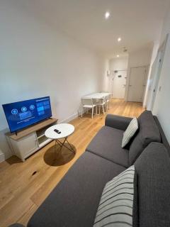Cozy Modern Apartment in Croydon Central - 0