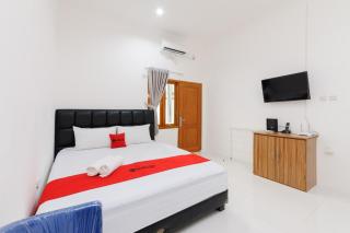 RedDoorz Syariah @ Sakura Hotel Duren Sawit - - 9