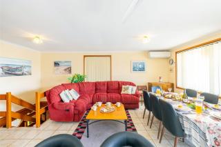 3 Tomaree Street - Spacious 4 bedroom house with air con situated in the heart of Nelson Bay - Nelson Bay - 4