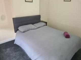 L & J ESCAPES-4 BEDROOMs SUITABLE FOR CONTRACTORS AND FAMILIES- LARGE PRIVATE PARKING-10 MINUTES TO M6 JUNCTION 9 - 3