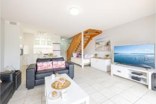 Bay Breeze Apartment, 29 1 Trafalgar Street - Air conditioned unit with Linen supplied, complex pool and spa - 3
