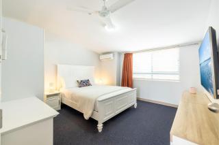 Bay Breeze Apartment, 29 1 Trafalgar Street - Air conditioned unit with Linen supplied, complex pool and spa - 7