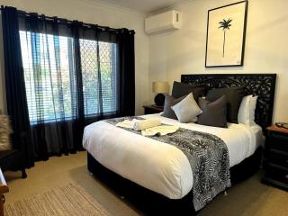 Luxury 4 Bedroom Home with Pool & Games Room Bar - 7