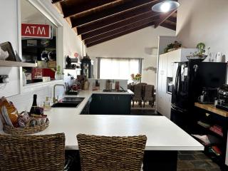 Luxury 4 Bedroom Home with Pool & Games Room Bar - Bargara - 1