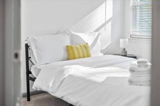 NEW! Modern Comforts w/ 4Beds/3BR Sleeps 8 - 4