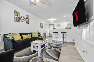 NEW! Modern Comforts w/ 4Beds/3BR Sleeps 8 - 9