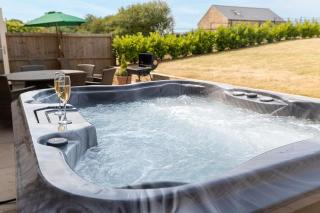 Mowerina - Dog-Friendly Barn Conversion with a Hot Tub - - 0