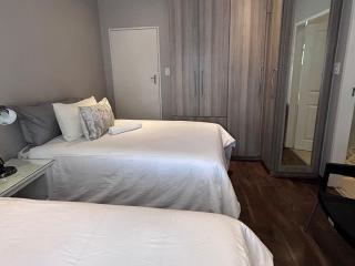 Home Away from Home - Deluxe Queen & Twin Studio - Johannesburg - 2