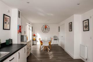 Spacious & Stylish 4-Bed House with Hot Tub in Prime Location - Southampton - 0