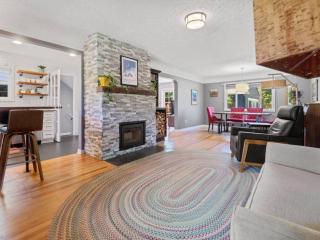 Alberta Arts with Hot Tub and Yoga Studio - 8