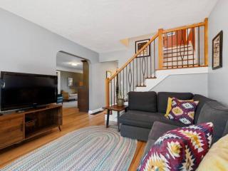 Alberta Arts with Hot Tub and Yoga Studio - 6