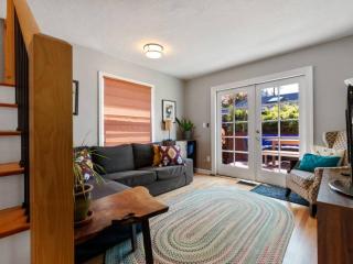 Alberta Arts with Hot Tub and Yoga Studio - 4