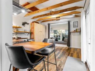 The Artist Garden - SE Portland Tiny Studio - 8