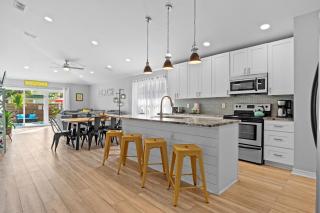 Luxurious Beach House, Private heated pool, Dedicated office, Mins walk to Beach & shops - Destin - 1