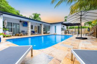 Casa Tropicana - Heated Pool, Game Room & Mins from beach - 0