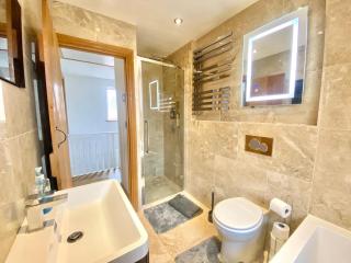 Hot Tub, 5 beds Detached, Private Driveway, Garden, M1 5mins - 6
