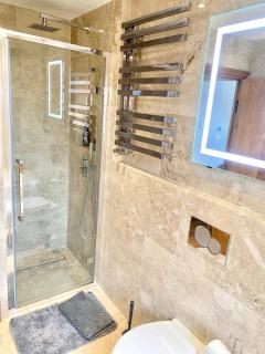 Hot Tub, 5 beds Detached, Private Driveway, Garden, M1 5mins - 1