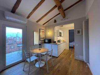 Romantic attic room with panoramic view - Bolonia - 9