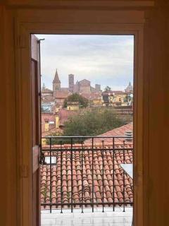Romantic attic room with panoramic view - Bolonia - 5