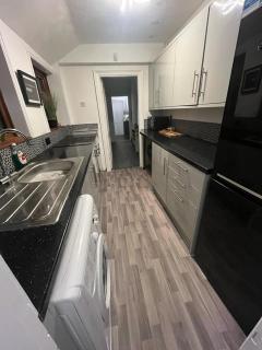 Sleeps up to 8 Free Parking Large Town House 3 Bed, 2 Bathrooms Private Locked Garden In-between Nottingham & Derby Contractor Friendly - 9