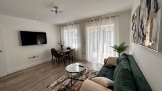 Newbuild, 3 Bedroom house with free parking - Aldershot - 4