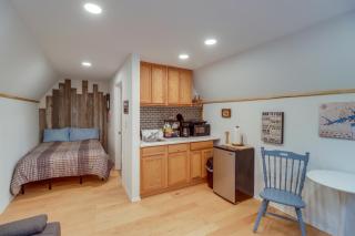 Higden Studio with Shared Patio, Yard Games, Grills! - 7