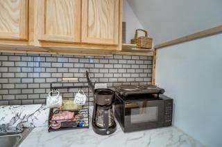 Higden Studio with Shared Patio, Yard Games, Grills! - Fairfield Bay - 2