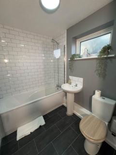 Thesiger Court Apartments - Free Private Parking - by Property Promise - 5