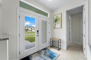 Modern Heated Pool Home Close To Downtown Shopping - 9
