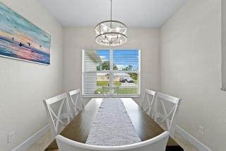 Modern Heated Pool Home Close To Downtown Shopping - 7
