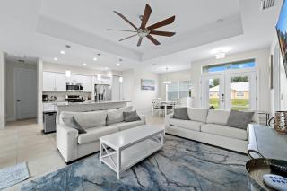 Modern Heated Pool Home Close To Downtown Shopping - 3